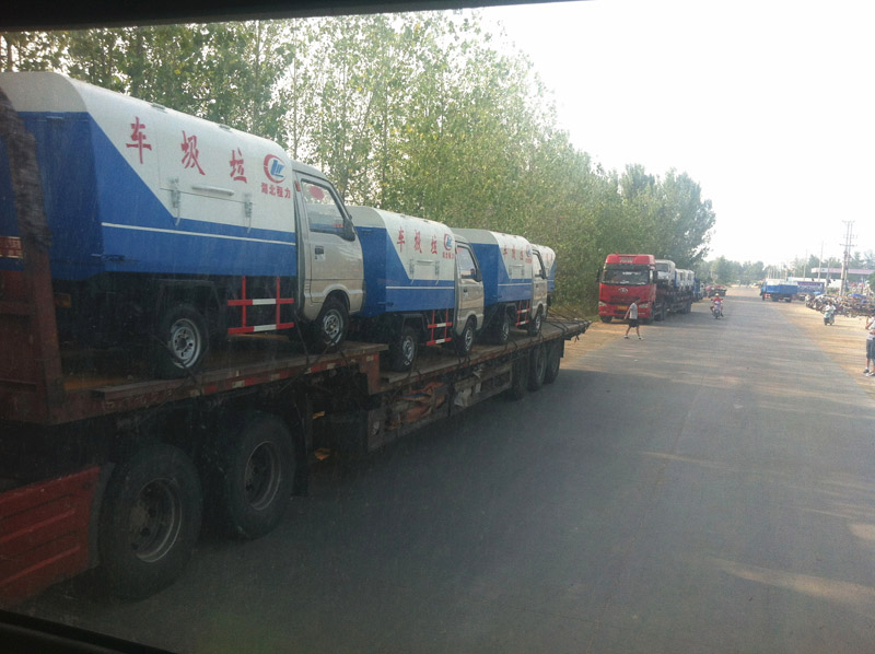 圖為準備發車至山西的小型<a href=http://m.duden.com.cn/ljc target=_blank class=infotextkey>垃圾車</a>