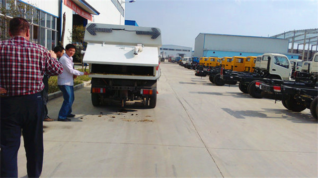 內蒙客商正在參觀五十鈴<a href=http://m.duden.com.cn/saoluche/ target=_blank class=infotextkey>掃路車</a>