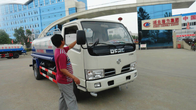 正在給5噸<a href=http://m.duden.com.cn/ssc target=_blank class=infotextkey>灑水車</a>做出廠前準(zhǔn)備