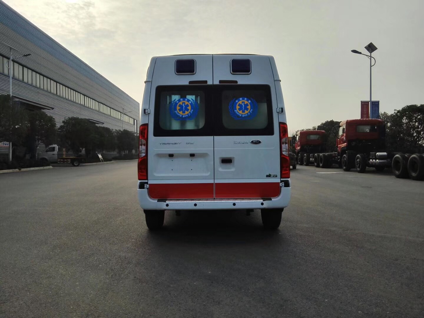 福特V348救護車(短軸中頂)