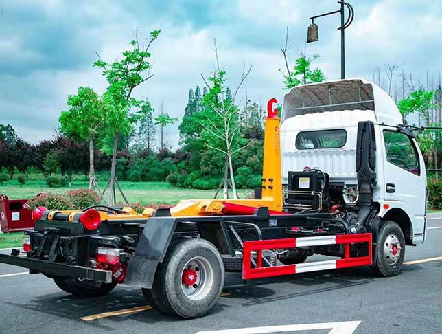 東風(fēng)凱普特8方車廂可卸式垃圾車圖片2