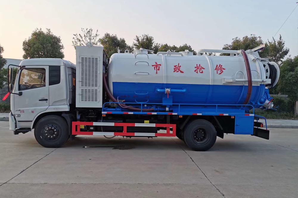 東風天錦國六清洗吸污車帶副發動機圖片4