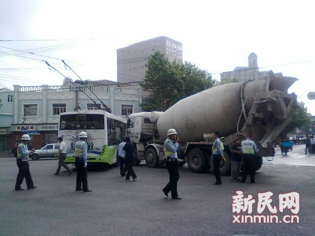 一輛19路電車在新閘路成都北路路口被一輛水泥<a href=http://m.duden.com.cn/jbc/ target=_blank class=infotextkey>攪拌車</a>攔腰撞擊，車毀嚴重。通訊員 殷佳維 攝