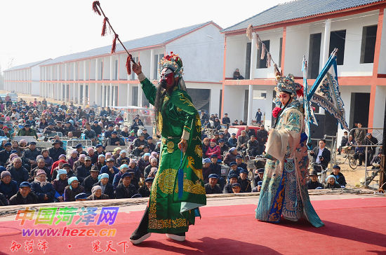 “人大代表號(hào)”大型流動(dòng)<a href=http://m.duden.com.cn/wtc/ target=_blank class=infotextkey>舞臺(tái)車</a>駛進(jìn)李村鎮(zhèn)