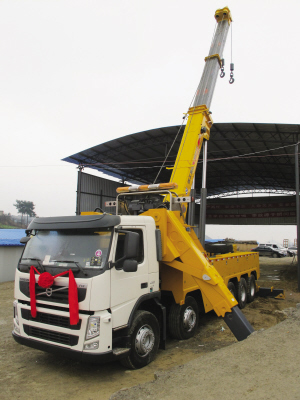 昨日，目前國內(nèi)最大噸位的道路<a href=http://m.duden.com.cn/qzc/ target=_blank class=infotextkey>清障車</a>正式“落戶”貴陽。該清障車車價近300萬元，集吊裝、拖車于一體，最大起吊高度13.2米，最大拖牽重量54噸，最大起吊重量60噸，可安全快速地對交通事故中側(cè)翻的重型貨車、重型<a href=http://m.duden.com.cn/ygc/ target=_blank class=infotextkey>油罐車</a>等進行起吊、救援和拖運，及時恢復現(xiàn)場交通。曾秦 攝