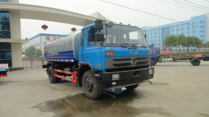 程力廠門 前的東風153<a href=http://m.duden.com.cn/ssc target=_blank class=infotextkey>灑水車</a>