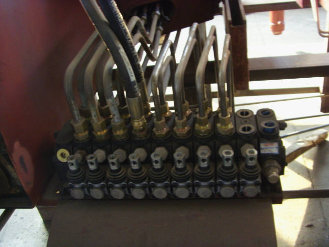 多路換向閥是<a href=http://m.duden.com.cn/scd/ target=_blank class=infotextkey>隨車吊</a>的操作系統