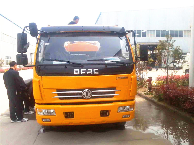 高壓清洗<a href=http://m.duden.com.cn/xifenche/ target=_blank class=infotextkey>吸糞車</a>正面圖