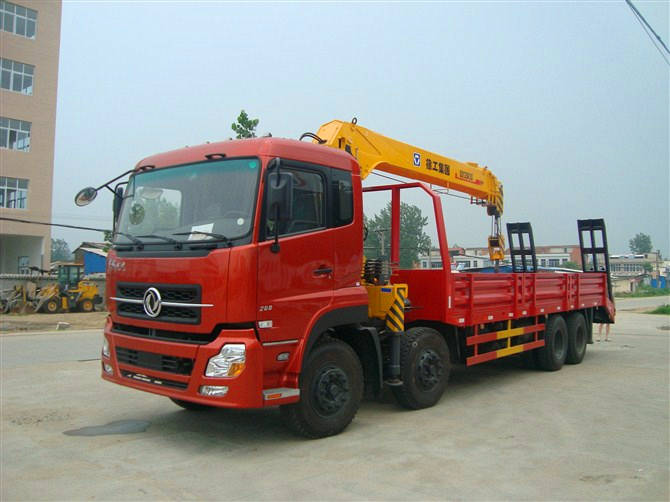 帶貨箱的東風(fēng)前四后八挖機(jī)運(yùn)輸車(chē)